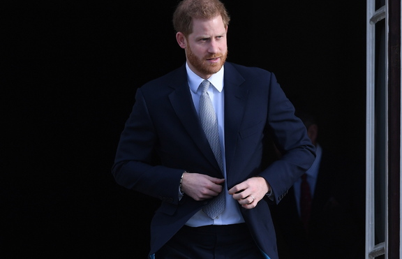 Хари се прибира в Англия за погребението на дядо си