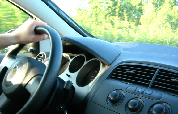 Кои са най-безопасните песни за слушане при шофиране?