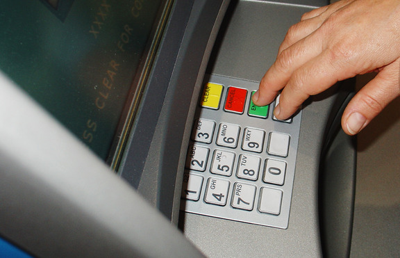 В Япония теглят пари от банкомат с длан