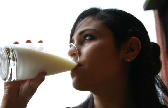 Млякото и храните с висок ГИ водят до акне