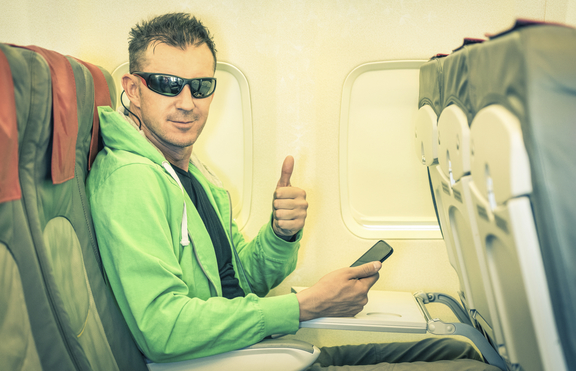 Съвети как да оцелееш на средната седалка в самолета