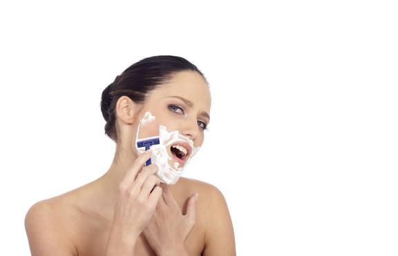 Дерматолозите съветват жените редовно да си бръснат лицето 