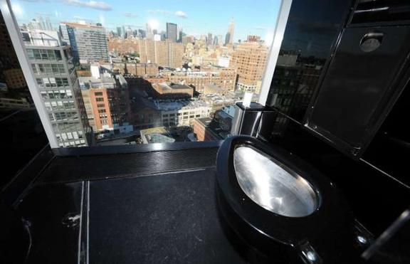 А ти би ли използвал тоалетна със стъклени стени, знаейки, че хората те гледат?