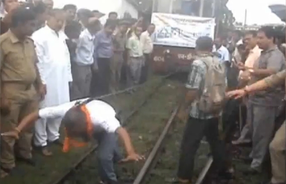 Индиец издърпа 40-тонен влак с опашката си