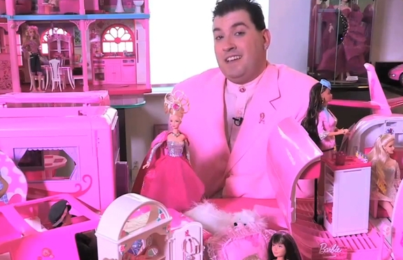 Най-големият фен на Барби притежава над 2000 кукли (+видео)