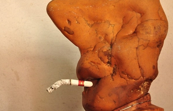 Камък, пушещ цигари – и това е възможно!