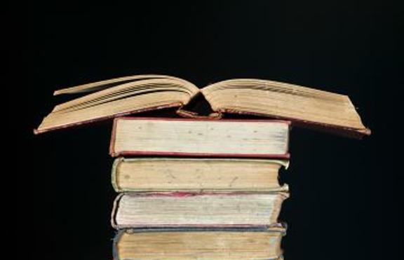 Учебниците на учениците пълни с неясни и сложни текстове