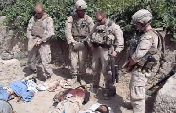 Войници уринират върху трупове на талибани (+ видео)