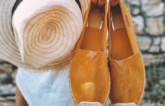 Риана зададе тренд: Мрежести сандали за лятото