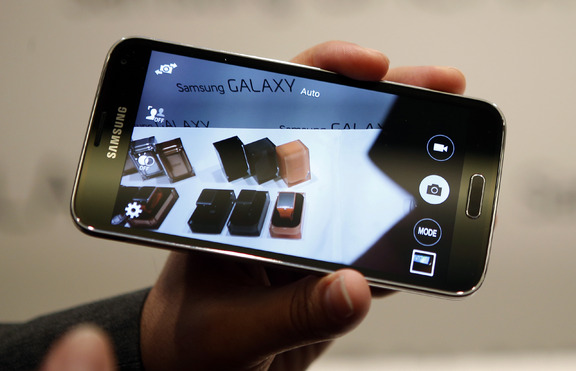 Дали следващият смартфон на Samsung ще е с огънат екран?