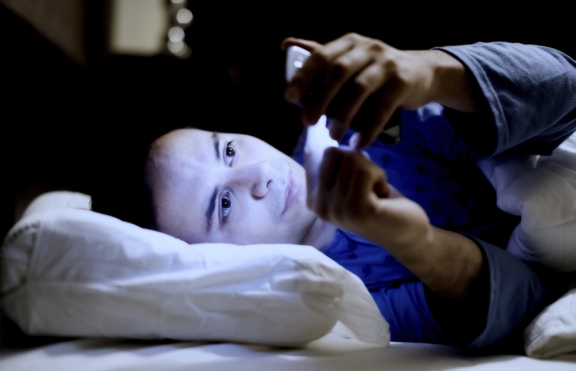 Няколко причини да не използваш смартфона си преди лягане