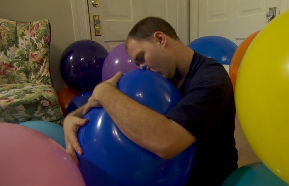 Млад мъж разкрива любовта си към... балоните (+видео)