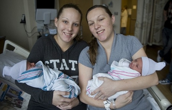 Близначки родиха с 13 минути разлика
