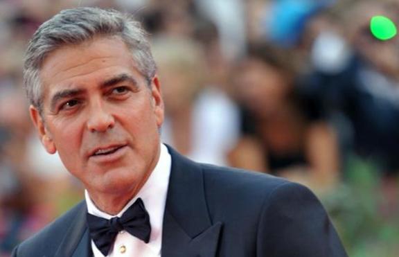 Джордж Клуни примамил куче с кюфтета, за да го осинови