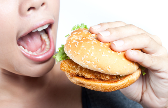 Хората, които редовно ядат fast food, подценяват калориите, които приемат