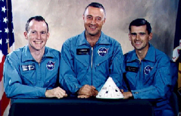 Екипажът на Аполо 1  загива при пожар на борда