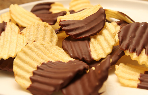 Учени намериха причината защо сме склонни да прекаляваме с шоколада и чипса 