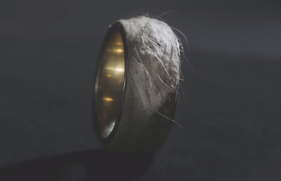 Дизайнер създаде пръстен от собствената си плът