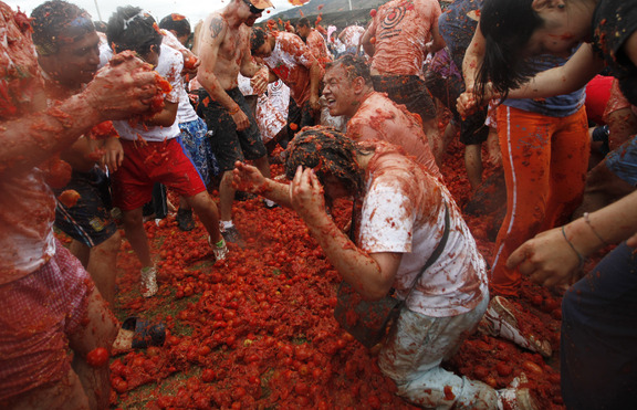 Над 35 000 души се замеряха с домати