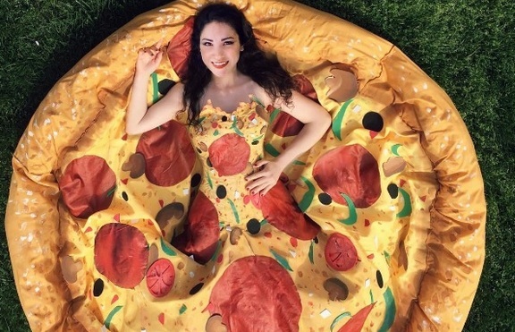 Момиче създаде рокля като пица