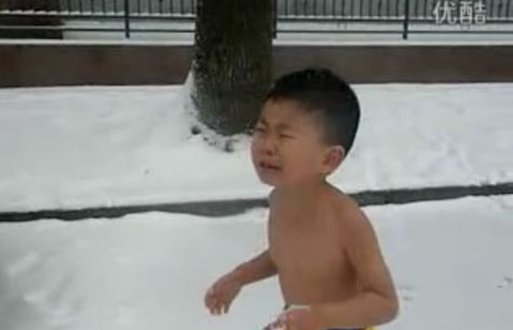 Китайче тича голо в снега (+ видео)