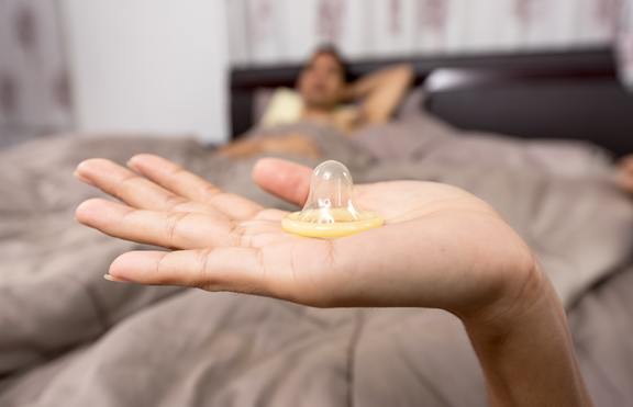 Проучване: Защо младите не използват презерватив?