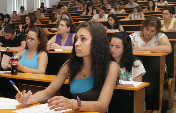 Няма нито шестица на изпита по български език и литература в СУ, двойките са 715