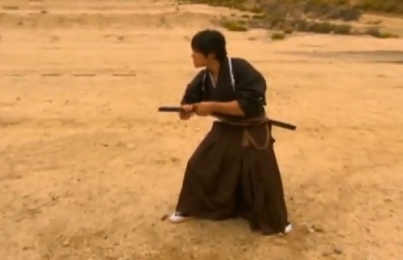 Самурай разрязва куршум на две със сабята си (+видео)