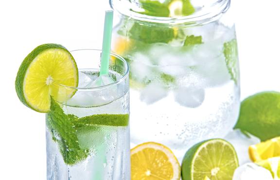 Вода с лимон: 4 ползи за кожата