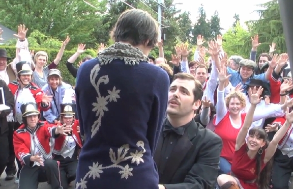 Мъж изненада половинката си с оригинално предложение за брак (+видео)