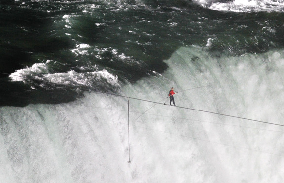Мъж премина по въже над Ниагарския водопад