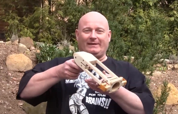 Мъж създаде пистолет за слагане на презервативи (+видео)