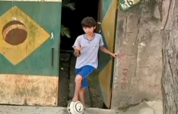 Момче без стъпала с покана за детската школа на Барселона (+видео)